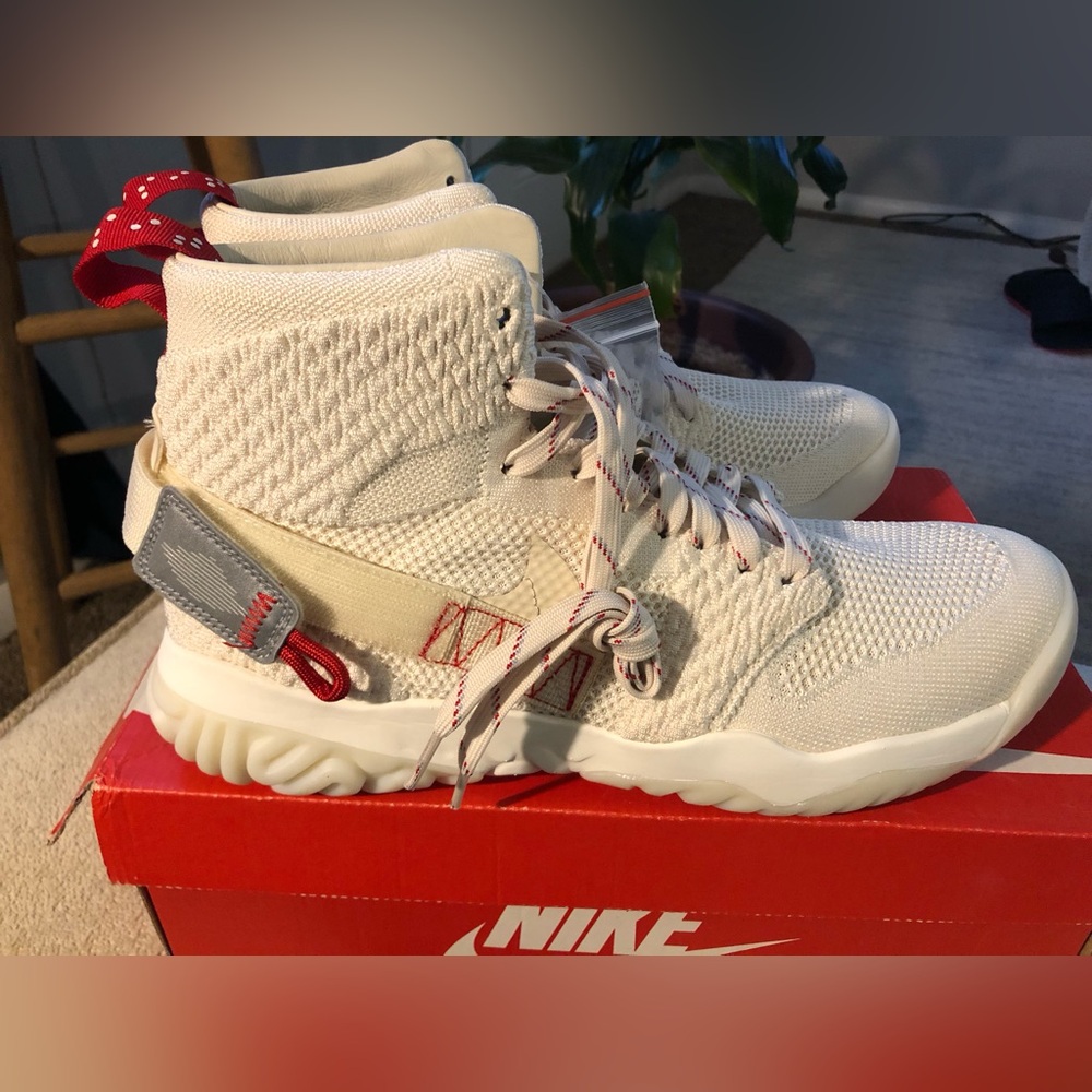 Air Jordan Apex React Light Cream/ Red -Mens 10.5